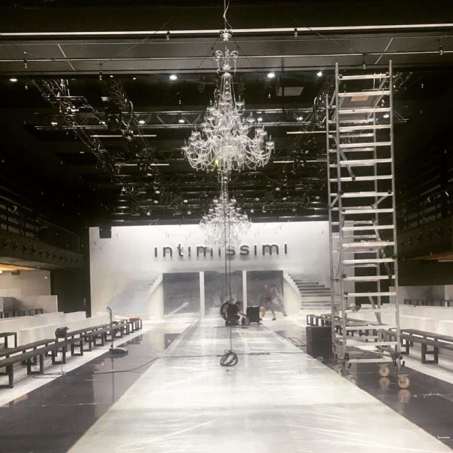 lampadario sfilata intimissimi noleggio lampadario per sfilata