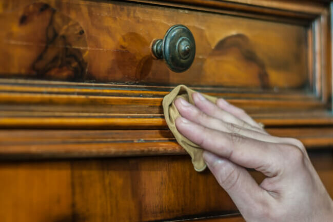 Come pulire e ravvivare il legno vecchio