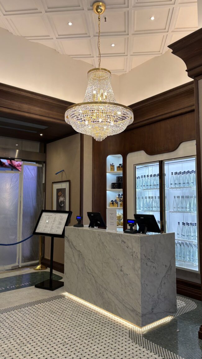 PHOTO-2025-10-27-19-05-48 lampadari pasticceria cova milano